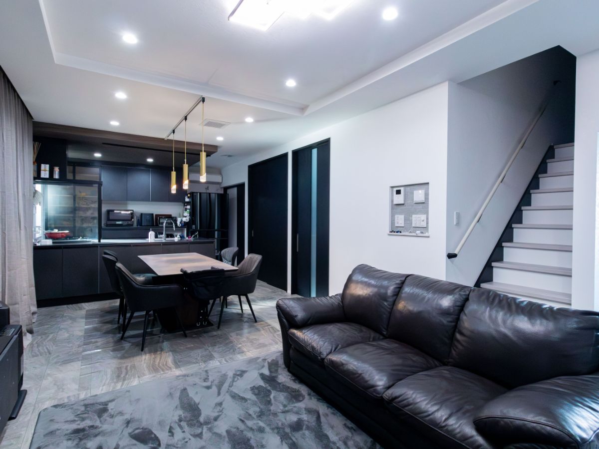 スキップフロアを活用した収納力抜群の広々モダンハウス