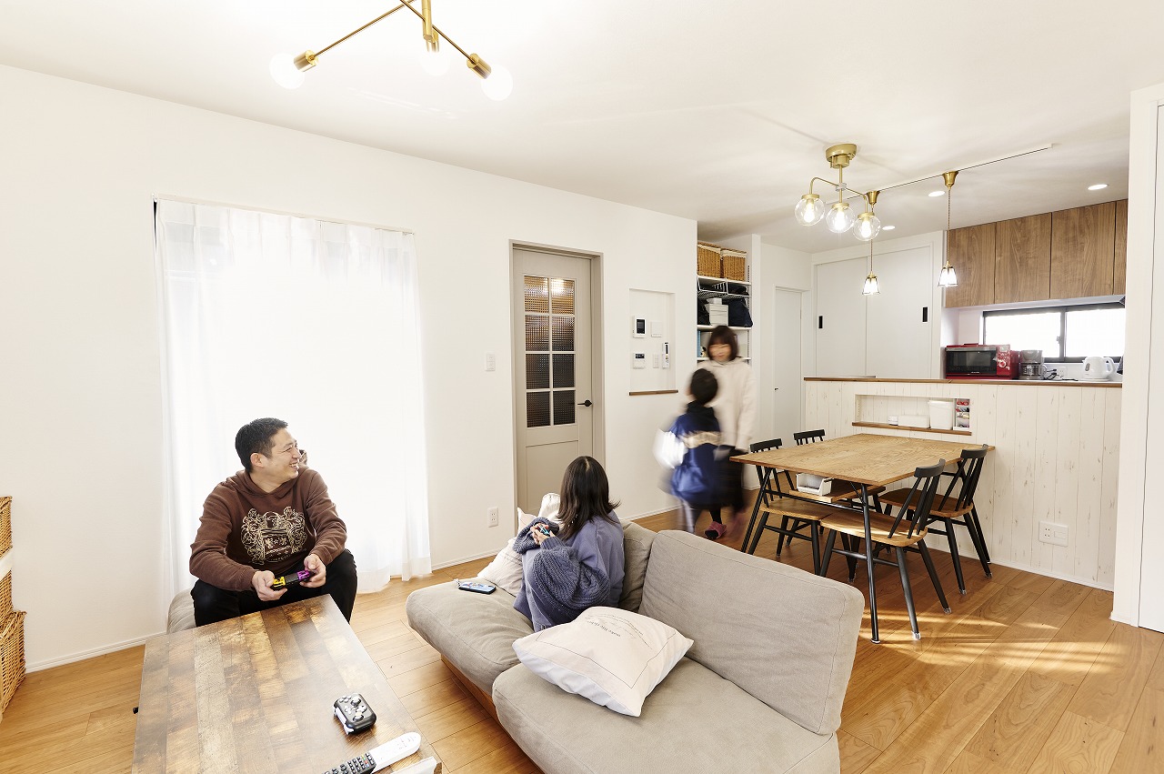 家族が集まる真鍮インテリアが似合うリビング