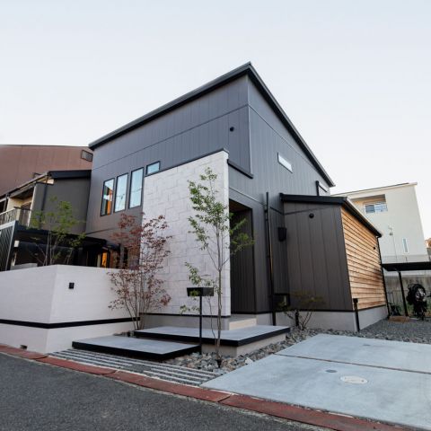 金属サイディング×タイル×木目　視点を変えて、見え方の工夫を凝らしたお家