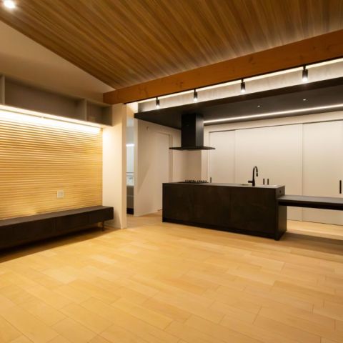 勾配天井が作る空間の広がり　25帖を超える広々LDK