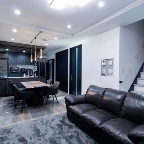 スキップフロアを活用した収納力抜群の広々モダンハウス